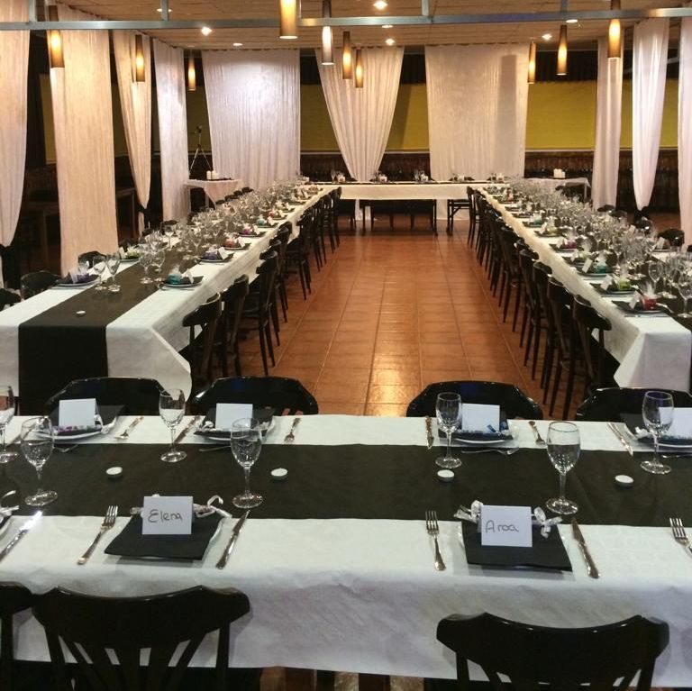Restaurante Parc Nou mesas de manteles blancos y negros en salon