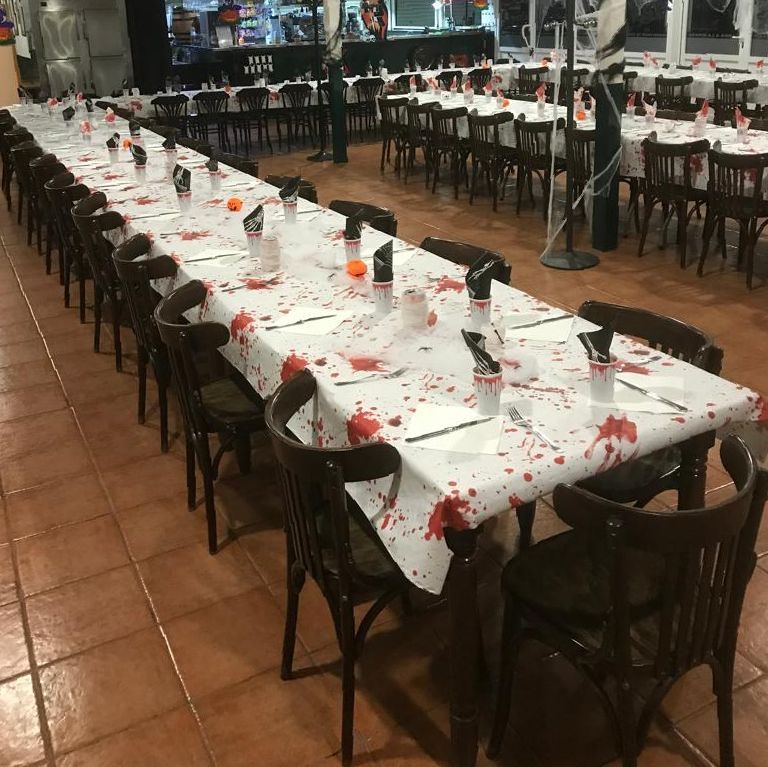 Restaurante Parc Nou mesas con manteles rojos y blancos en salon