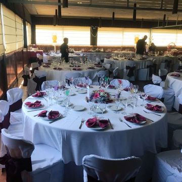 Restaurante Parc Nou salon de eventos con mesas redondas y manteles blancos