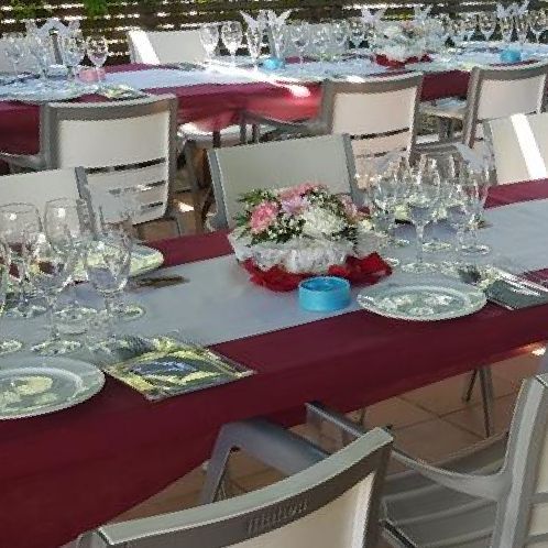 Restaurante Parc Nou mesa de mantel rojo en terraza